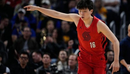 九游体育官方-机会出来了！杨瀚森弧顶接球追身三分可惜打铁