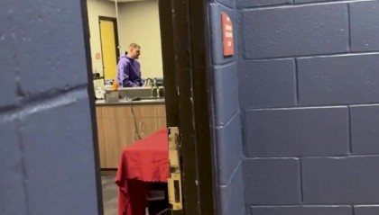 九游体育官方-真香！约基奇首次品尝墨西哥卷饼 12年前他在🌮广告中被选中！