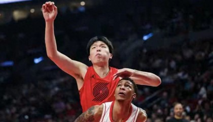 九游体育登录-东契奇替补席暴走真相！杨瀚森被下放，NBA生存法则太残酷|雷迪克|波特兰开拓者队|卢卡-东契奇|洛杉矶湖人队|JJ-雷迪克_新浪体育_新浪新闻